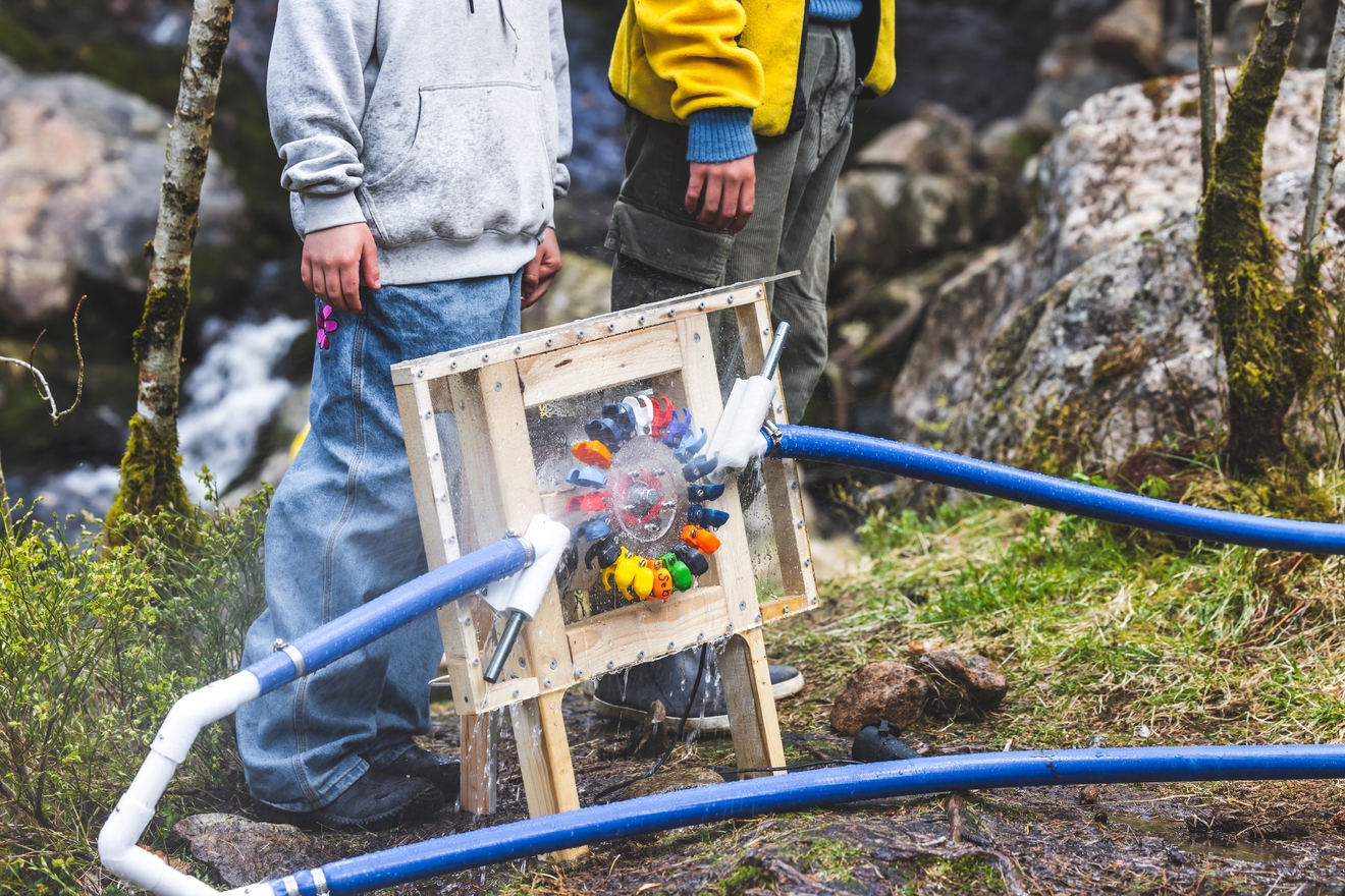 Elever som utforsker vannkraft i skogen