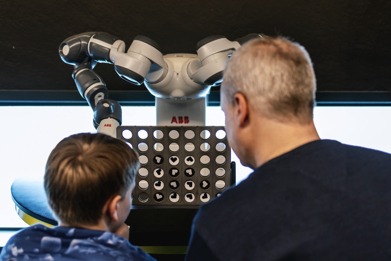 roboten yumi spiller 4 på rad roboten yumi spiller 4 på rad