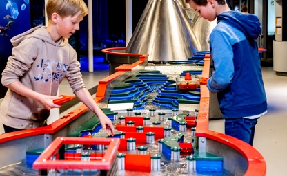 Kids playing with water in the exhibit Hydro power