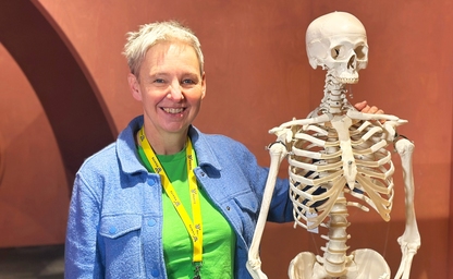 Sabine på VilVite med et skjellett